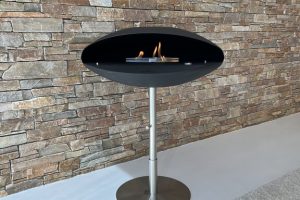 espoo-floor-bioethanol-feuerstelle-edelstahl-fuss-steinwand-hell-decoflame-rgb.c71d1785