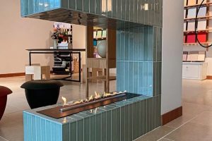 Биокамин Denver Basic в просторном, современном интерьере офиса. #decoflame #каминаинтерьере #би (1)
