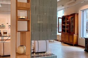 Биокамин Denver Basic в просторном, современном интерьере офиса. #decoflame #каминаинтерьере #би (2)