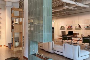 Биокамин Denver Basic в просторном, современном интерьере офиса. #decoflame #каминаинтерьере #би